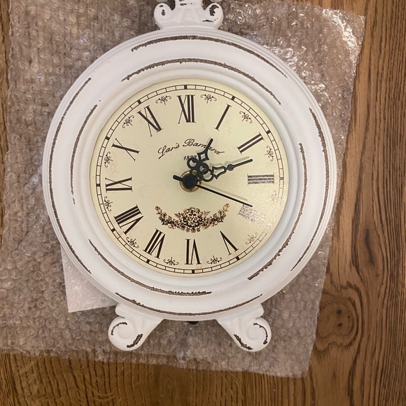 Cute mini farmhouse clock - Picture 2 of 3